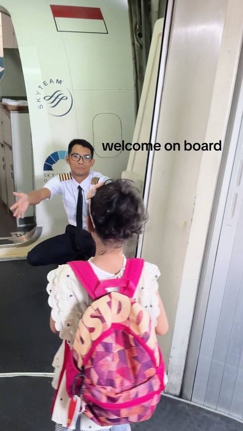 Begitu tiba di pintu pesawat, terlihat suami Dayu bernama Iko tampak menyambut kedatangan keluarga kecilnya. <br>