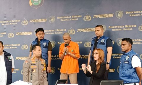 Kepala Botak Kemeja Oranye, Potret Tiktoker Galih Loss Tertunduk Minta Maaf di Depan Polisi
