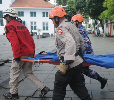 FOTO: Simulasi Gempa Bumi Ramaikan Peringatan Hari Kesiapsiagaan Bencana 2024 di Kota Tua Jakarta