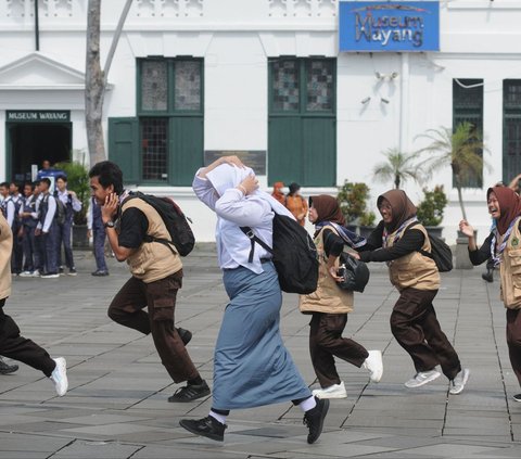 FOTO: Simulasi Gempa Bumi Ramaikan Peringatan Hari Kesiapsiagaan Bencana 2024 di Kota Tua Jakarta