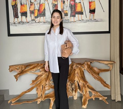 Portrait of Jennifer Dunn Carrying Luxury Branded Bags with Style