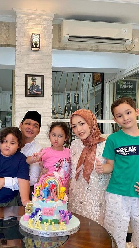 Foto Keluarga Pasha Ungu dan Adelia, Habiskan Waktu Bareng 4 Anak Tumbuh Dewasa <br>