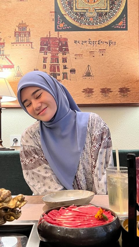 Other than now appearing in hijab, Clara also received her new Islamic name from Ustadz Adi Hidayat. She is given the full name Amira Nurul Aulia.
