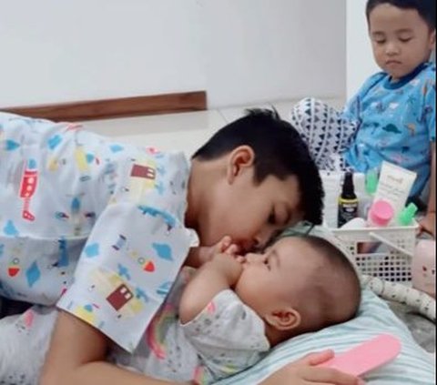 Moment of Older Brother's Jealousy towards Baby Brother Ends Up Being Really Sweet