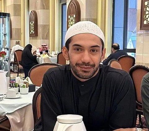 Potret Reza Rahadian Pemain 'Siksa Kubur' Jalani Umroh, Tampan Pakai Baju Koko dan Peci