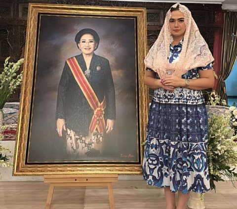 Paying respects to the founder of Mustika Ratu, Catherine Wilson's attire becomes the highlight