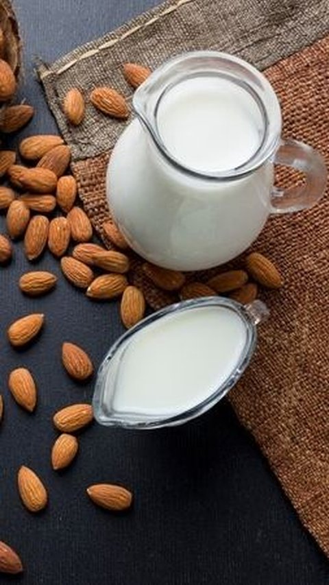 3. Smoothies Kacang Almond: Rahasia Tidur Nyenyak dalam Gelas