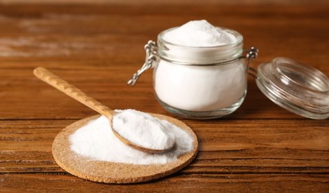 2. Baking Soda untuk Noda Membandel<br>