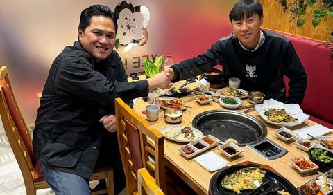 Sebelumnya, Shin Tae-yong telah berjabat tangan dengan Erick Thohir. 