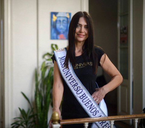 Seorang pengacara dan jurnalis wanita berusia 60 tahun, Alejandra Rodriguez memenangkan kontes kecantikan Miss Universe Buenos Aires. Kemenangan Rodríguez ini mendobrak norma kecantikan kuno dan menginspirasi wanita di seluruh dunia. MARCOS GOMEZ/AFP