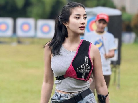 10 Portraits of Ghea Youbi's Appearance while Practicing Archery, Focused on Her Body Goals