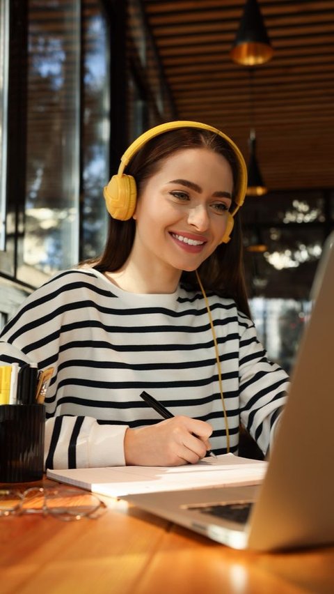 Benarkah Mendengarkan Musik Bisa Bikin Fokus Bekerja?