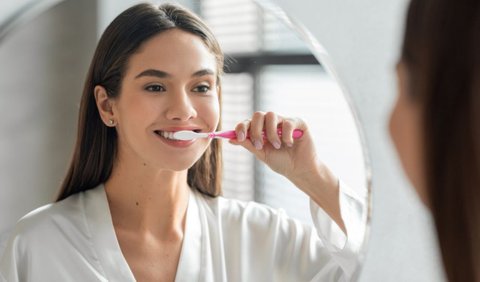 3. Gunakan Sikat Gigi yang Lembut dan Teknik Menggosok yang Benar<br>