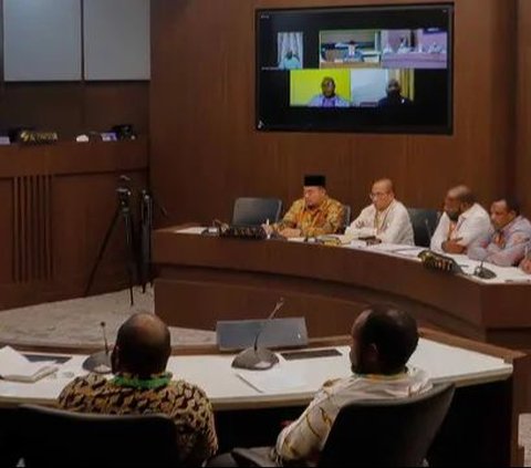 Ketua Komisi Pemilihan Umum (KPU), Hasyim Asy'ari (tiga kanan) saat mengikuti sidang pemeriksaan dugaan pelanggaran Kode Etik Penyelenggara Pemilu (KEPP) dengan pihak pengadu Nus Wakerkwa di Gedung Dewan Kehormatan Penyelenggara Pemilu (DKPP), Jakarta, Jumat (26/4/2024). Foto: Liputan6.com/Herman Zakharia