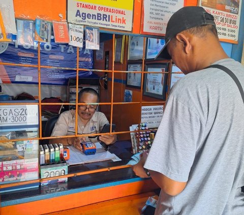 Emin merupakan pelaku usaha toko kelontong sekaligus agen BRILink. Pria asal Ciamis ini adalah perintis agen BRILink di kawasan Terminal Kampung Rambutan.