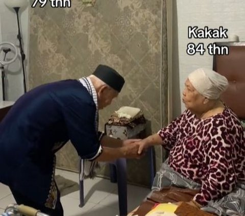 Sweet Moment of Older Sister Giving Pocket Money to Her 79-Year-Old Younger Brother, Close Despite Both Being Elderly