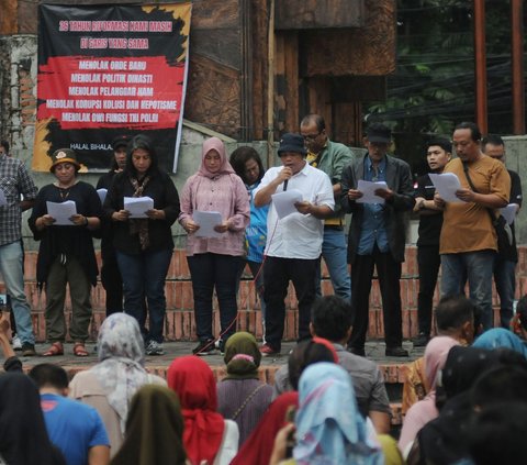 Sejumlah aktivis 98 menggelar aksi bertajuk 'Mimbar Rakyat dan Silaturahmi Akbar' di Lapangan Kampus Universitas Negeri Jakarta (UNJ), Jakarta, Jumat (26/4/2024). Dalam momen tersebut mereka menerbitkan Maklumat Bersama Aktivis 98 menjelang peringatan 26 tahun reformasi. Foto: Merdeka.com/Imam Buhori<br>