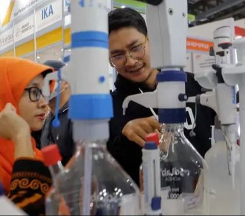 Pengunjung tengah melihat alat laboratorium di salah satu stan dalam pameran Lab Indonesia 2024 di Jakarta Convention Center (JCC), Jakarta, Jumat (26/4/2024). Pameran teknologi dan peralatan laboratorium ini diikuti lebih dari 250 peserta dari 14 negara. Foto: Liputan6.com/Herman Zakharia