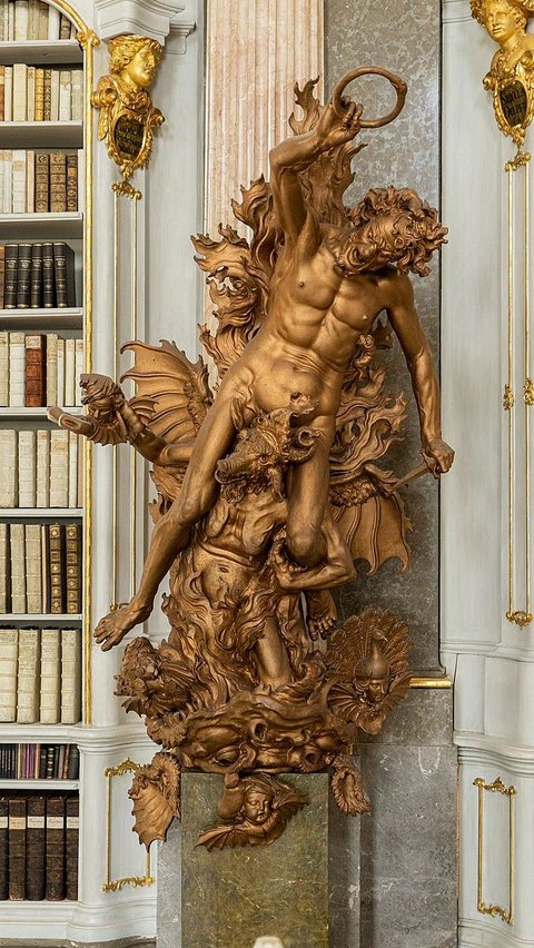 Mayoritas patung yang menawan di perpustakaan tersebut adalah karya Josef Stammel, seorang pematung biara.