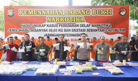 Iqbal menegaskan tidak ada lagi daerah sebutan kampung narkoba di Riau. Dia memerintahkan anak buahnya agar menghabisi semua pengedar dan bandar narkoba di Riau.<br>