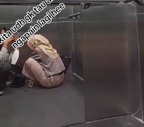 Setelah meminta pertolongan hingga dilakukan evakuasi, mahasiswi ini berhasil keluar dari lift dengan selamat.