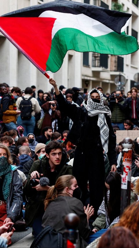 FOTO: Gelombang Unjuk Rasa Pro-Palestina Meluas, Mahasiswa di Paris Blokade Kampus Saat Protes Agresi Israel