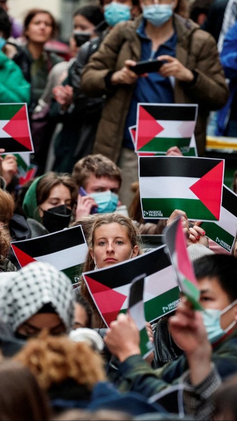 Aksi unjuk rasa pro-Palestina itu dilakukan di depan kampus mereka di Paris, Prancis. REUTERS/Gonzalo Fuentes