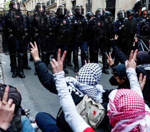 FOTO: Gelombang Unjuk Rasa Pro-Palestina Meluas, Mahasiswa di Paris Blokade Kampus Saat Protes Agresi Israel