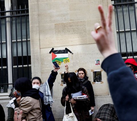 FOTO: Gelombang Unjuk Rasa Pro-Palestina Meluas, Mahasiswa di Paris Blokade Kampus Saat Protes Agresi Israel