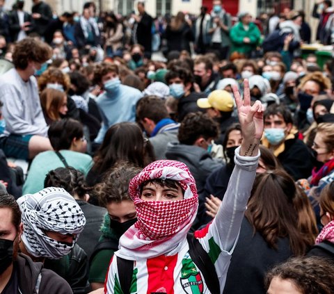 FOTO: Gelombang Unjuk Rasa Pro-Palestina Meluas, Mahasiswa di Paris Blokade Kampus Saat Protes Agresi Israel