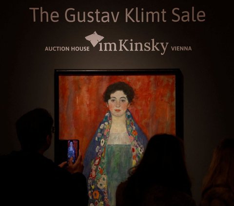 Lukisan karya Gustav Klimt yang berjudul 'Bildnis Fraeulein Lieser' atau 'Potret Nona Lieser' saat ditampilkan di rumah lelang Kinsky di Wina, Austria. Lukisan fenomenal yang telah lama menghilang, di mana terakhir terlihat di depan umum pada 1925, terjual dengan harga fantastis. REUTERS/Leonhard Foeger