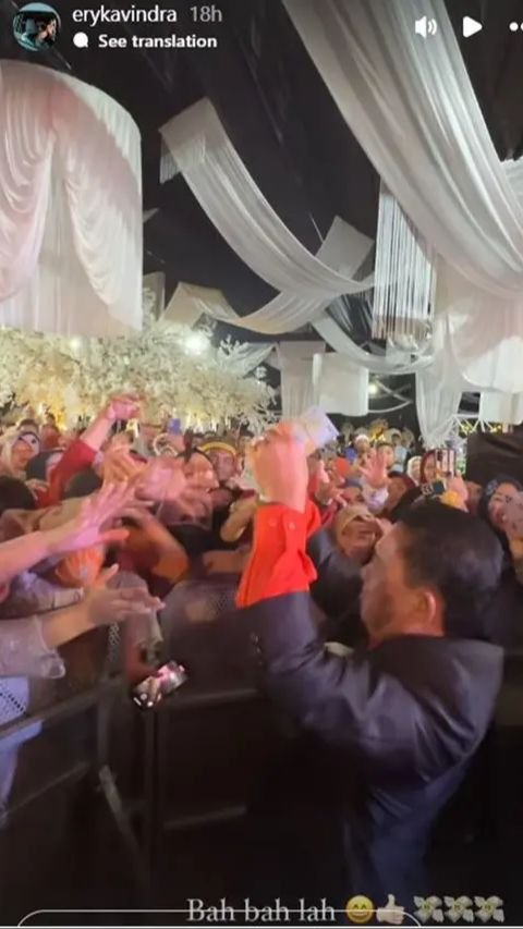 Di hari pernikahan sang anak, Haji Alwi Ruslan membagikan segepok uang Rp50.000 kepada para tamu yang hadir.