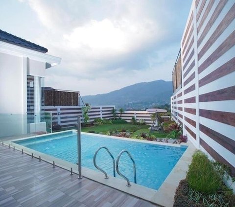 Rekomendasi villa untuk berlibur di puncak dengan fasilitas private pool.
