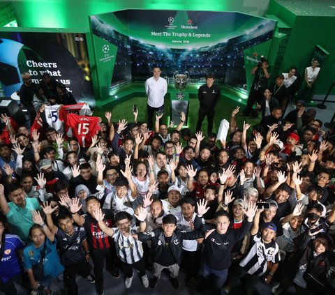 FOTO: Meriah! Eks Bintang Manchester United Nemanja Vidic Sapa Penggemar di Jakarta