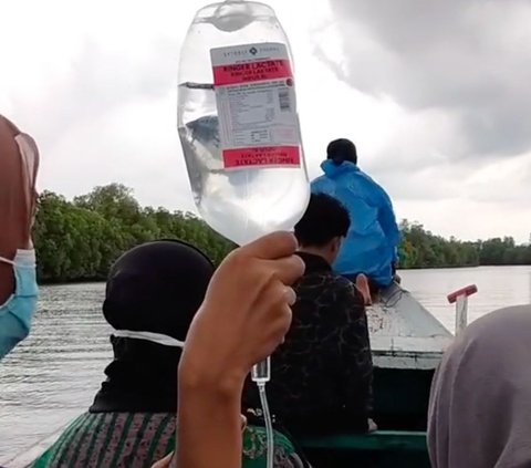 Moments of Midwives Overcoming Bad Weather When Referring Patients to South Sulawesi