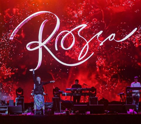 Penyanyi Rossa tampil memeriahkan acara Titik Kumpul Festival 2024 yang digelar di Stadion Madya GBK, Jakarta, Sabtu (27/4/2024). Dalam aksi panggungnya Rossa sukses menghipnotis para penonton. Foto:  Liputan6.com / Angga yuniar<br>