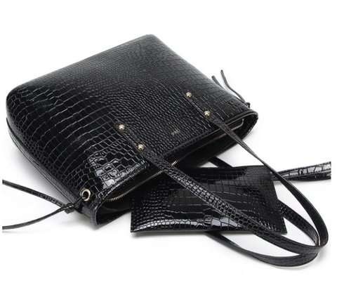 Rekomendasi tas kerja wanita dengan desain terbaru, bikin penampilan makin cantik.