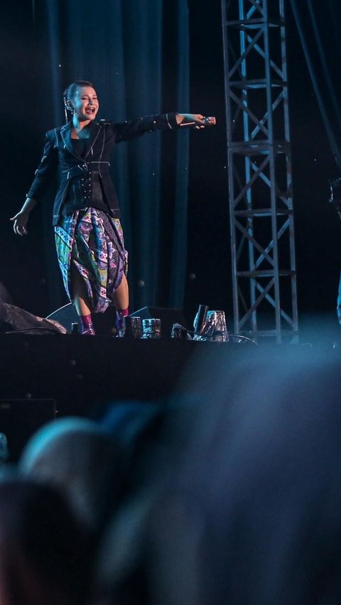Penampilan Rossa saat mengajak penonton bernyanyi bersama di Titik Kumpul Festival 2024 di Stadion Madya GBK, Jakarta, Sabtu (27/4/2024). Foto:  Liputan6.com / Angga yuniar