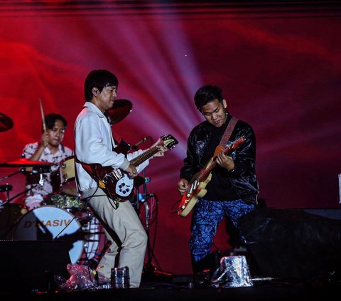Penampilan band D'masiv saat memeriahkan Titik Kumpul Festival 2024  di Stadion Madya GBK, Jakarta Pusat hari ini Sabtu (27/4/2024). D'masiv  membawakan lagu hits mereka di antaranya 
