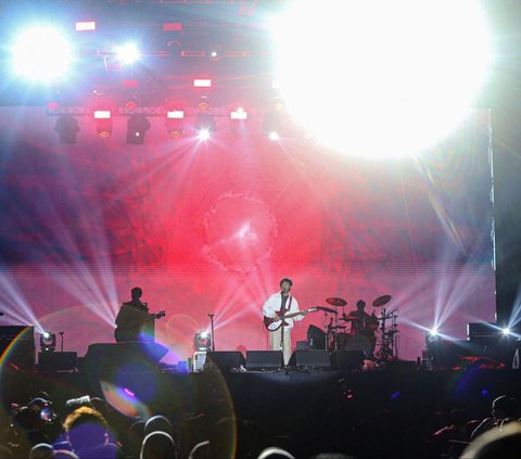 FOTO: Aksi Band D'masiv Membius Penonton di Titik Kumpul Festival 2024