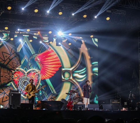 FOTO: Aksi Band D'masiv Membius Penonton di Titik Kumpul Festival 2024