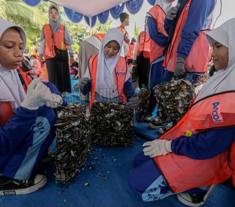 Relawan pencinta lingkungan dan pelajar Sekolah Rakyat Ancol mengumpulkan cangkang kerang hijau dalam kegiatan Amazing Earth Race di Taman Impian Jaya Ancol, Jakarta, Minggu (28/4/2024). Foto: Liputan6.com / Angga Yuniar