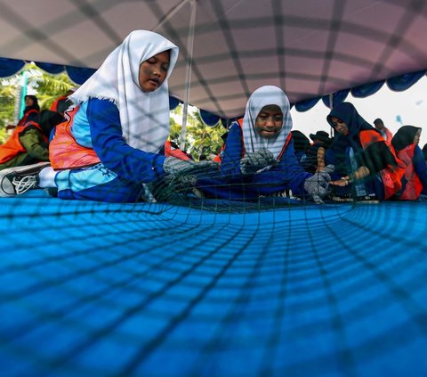 FOTO: Melihat Upaya Restorasi Perairan Teluk Jakarta dengan Filter Kerang Hijau untuk Perbaiki Lingkungan