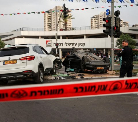 Musibah kecelakaan menimpa Menteri Keamanan Nasional Israel, Itamar Ben-Gvir di pusat kota Ramla pada Jumat (26/4/2024) lalu. Mobil yang dia tumpangi terguling mengalami setelah melanggar lampu merah. Mobil tersebut terlihat dalam posisi terbalik. Foto: REUTERS / Shannon Stapleton<br>