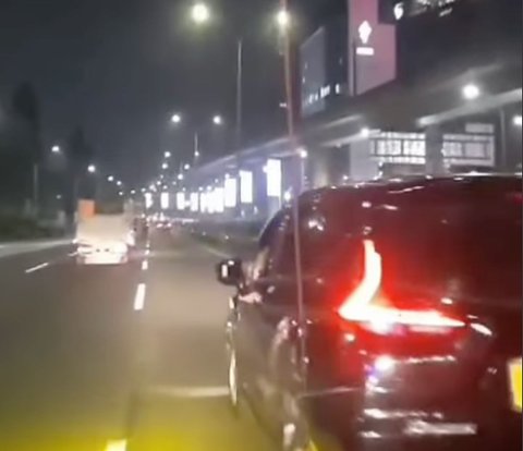 Red Plate Car Video Hinders Ambulance, Makes Netizens Emotional