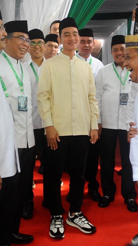 Selain itu, reaksi wajah Gibran terlihat tersenyum ketika mendengar kelakar Bahlil. Foto: merdeka.com / Arie Basuki