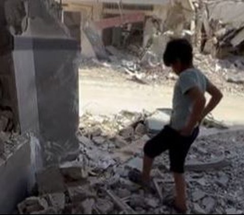 VIDEO Bocah di Gaza Bersemangat Kumpulkan Lembaran Alquran, Berserakan di Masjid yang Hancur Dibom Israel