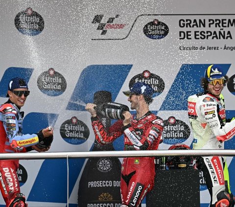 Pembalap Ducati Lenovo Team, Pecco Bagnaia, berhasil memenangkan balapan MotoGP Spanyol 2024 di Sirkuit Jerez. Di posisi kedua diikuti pembalap Gresini Racing, Marc Marquez dan di posisi ketiga pembalap Pertamina Enduro VR46 Racing Team, Marco Bezzecchi. Foto: JORGE GUERRERO / AFP<br>