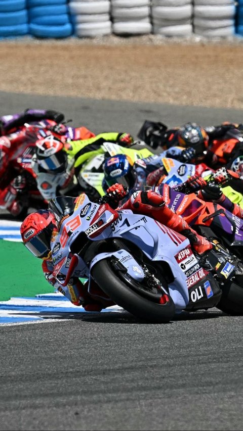 Balapan dimulai dengan Marquez memimpin dari posisi pole, diikuti oleh Jorge Martin, Marco Bezzecchi, dan Pecco Bagnaia. Foto: JORGE GUERRERO / AFP<br>