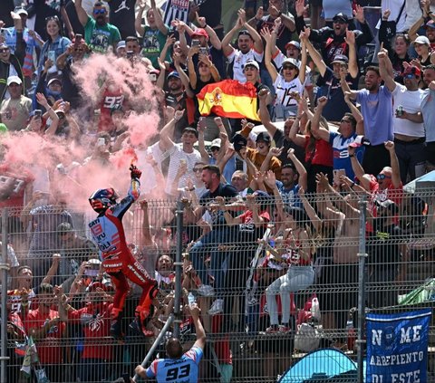 FOTO: Pesta Podium Pecco, Marquez dan Bezzecchi Rayakan Kemenangan Usai Tampil Sengit di MotoGP Spanyol 2024